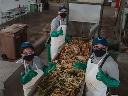 Empleados de la planta de Sinba durante el proceso de reciclaje de residuos, en Vila El Salvador (Perú).