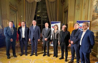 José Vicente de los Mozos, presidente de Ifema (tercero desde la izquierda), presenta el Global Mobility Call en la Embajada de España en París.