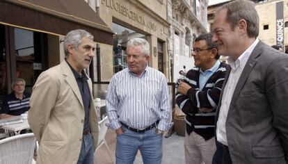 Gaspar Llamazares (a la izquierda), ayer en Oviedo con cargos públicos de IU en Asturias.