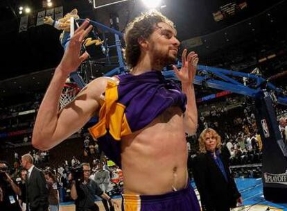 Pau Gasol celebra la clasificación de los Lakers para las semifinales de la Conferencia Oeste.