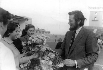 El actor Gregory Peck recibe flores en el saque de honor celebrado en el Estadio Insular el día de Navidad de 1954. El lugar es hoy un parque.