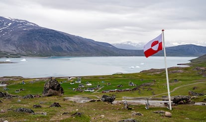 La bandera de Groenlandia ondea en Igaliku, el 5 de julio de 2024.