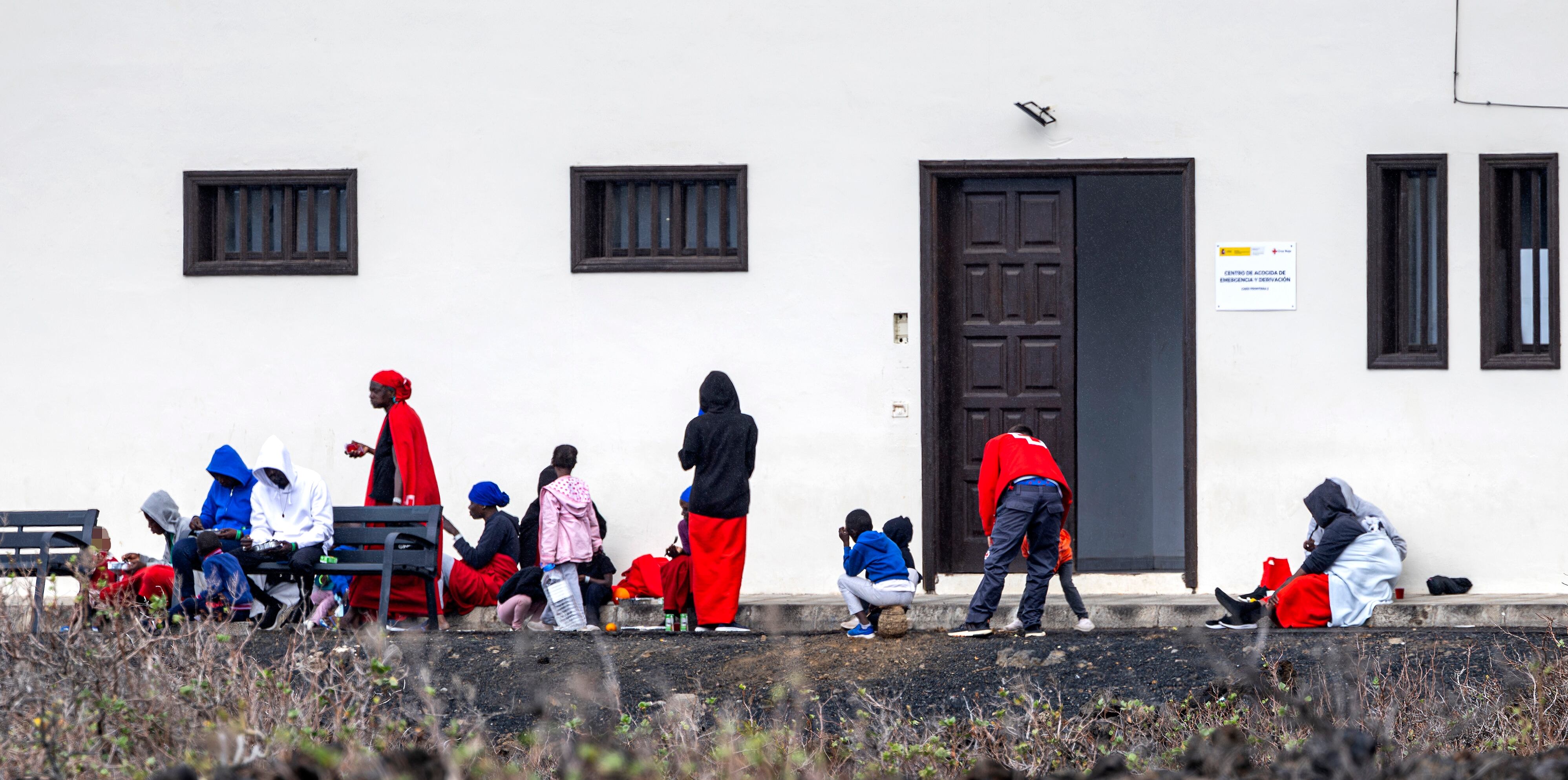 El viejo monasterio ha sido ahora habilitado para acoger temporalmente a mujeres con niños y familias. Está, sin embargo, en un lugar completamente aislado. Varios vecinos, que se han vinculado con la acogida y atención de los migrantes en los últimos meses, han estado yendo hasta allí para acompañar a las recién llegadas y a sus hijos a conocer lugares más poblados de la isla.