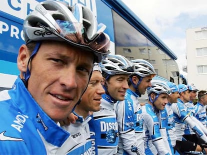 Lance Armstrong posa ayer con sus compañeros de equipo.