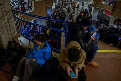 Cientos de personas se refugiaban este jueves en los subterráneos de Kiev, la capital de Ucrania, ante la alerta por ataques aéreos.