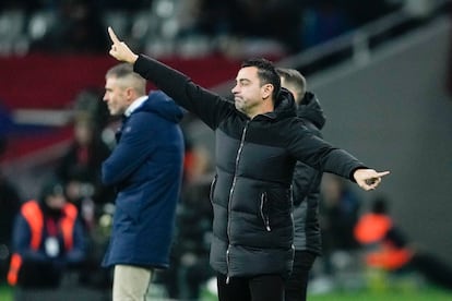 Xavi Hernández durante el partido frente al Almería.