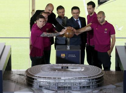 Los capitanes del Bar&ccedil;a y el presidente con la maqueta del Camp Nou.