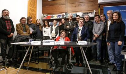 La autora Marga Roig, rodeada de dibujantes, autores, editores y organizadores, en la presentaci&oacute;n del festival.