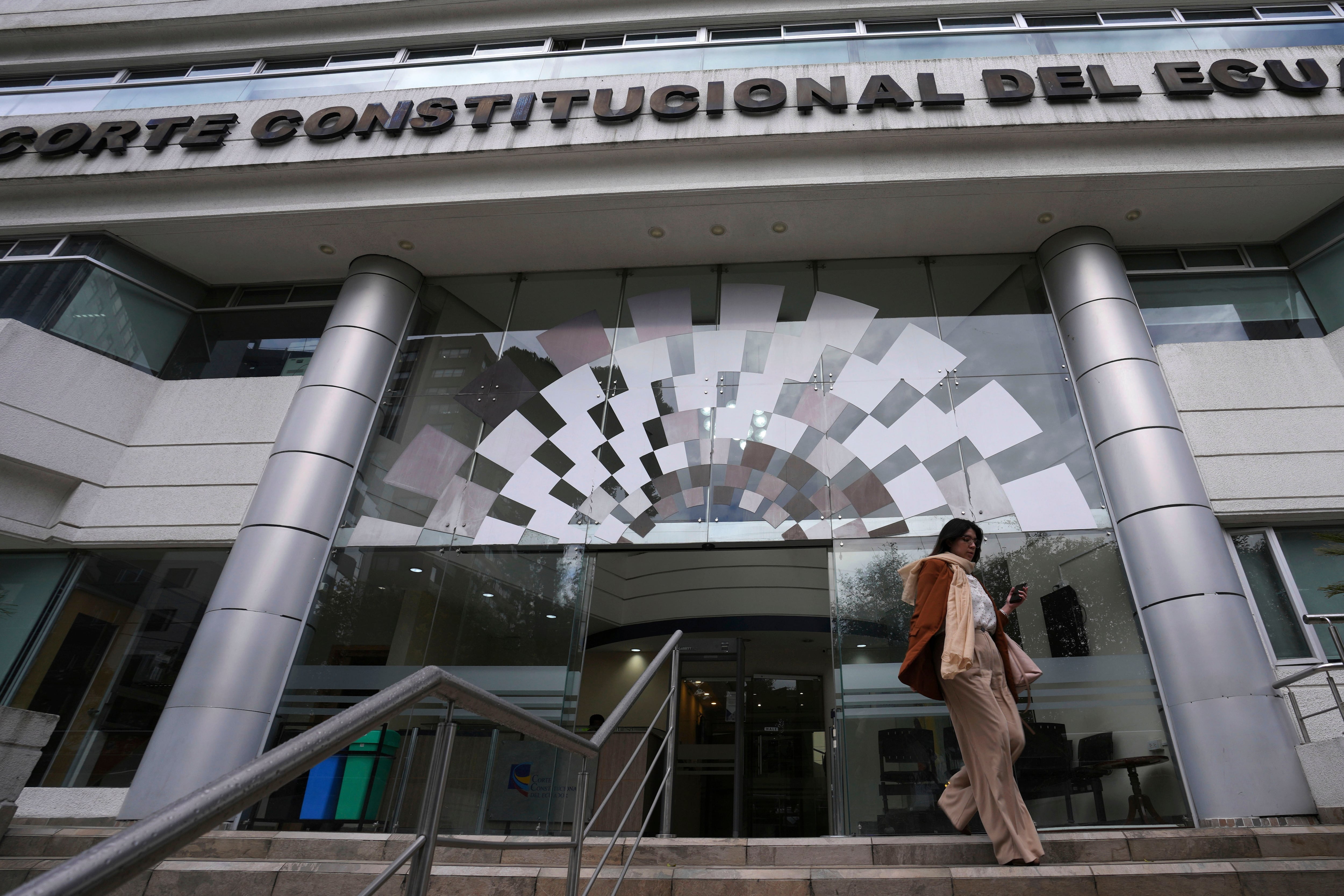 Dieciséis juristas internacionales cuestionan a la Corte Constitucional de Ecuador por revivir un arbitraje rechazado en las urnas