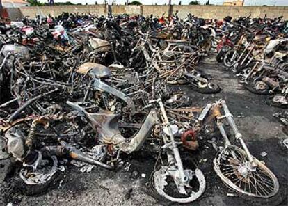 Decenas de motocicletas fueron destruidas por el incendio en el depósito de vehículos de Castellón.