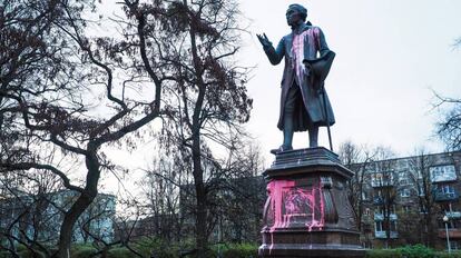 Estatua de Immanuel Kant en Kaliningrado, tras ser atacada por vándalos. 
 