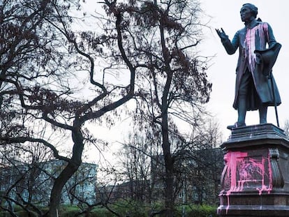 Estatua de Immanuel Kant en Kaliningrado, tras ser atacada por vándalos. 
 