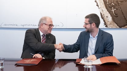 Jordi Valls y el concejal de ERC Jordi Castellana, el día que firmaron el acuerdo para el presupuesto de Barcelona, en febrero.