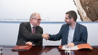 El teniente de alcalde de Economía del Ayuntamiento de Barcelona, Jordi Valls, y el concejal de ERC, Jordi Castellana, este lunes.