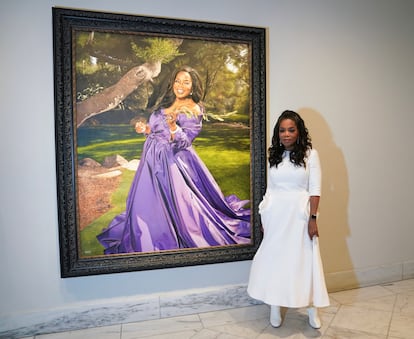 La estrella de la televisión Oprah Winfrey, presentando su efigie, en la Galería Nacional de Retratos del Smithsonian, en Washington DC, el 13 de diciembre.
