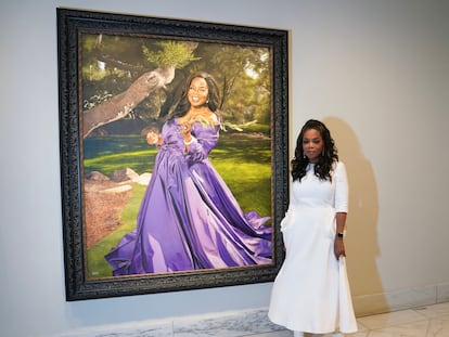 La estrella de la televisión Oprah Winfrey, presentando su efigie, en la Galería Nacional de Retratos del Smithsonian, en Washington DC, el 13 de diciembre.