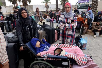 Palestinos esperan para cruzar el paso de Rafah, que conecta el enclave palestino con Egipto, este miércoles, en el lado gazatí.