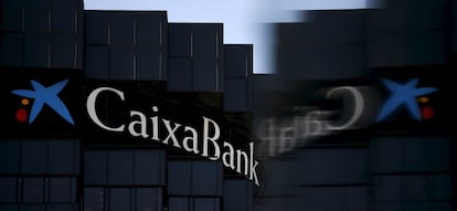 Logotipo de CaixaBank situado en su sede