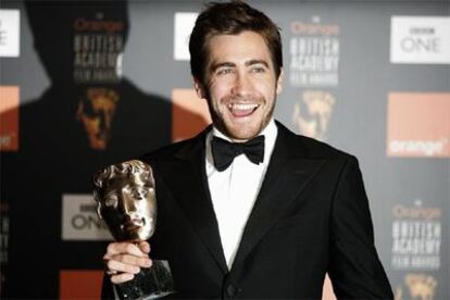 Jake Gyllenhaal posa con el premio Bafta al mejor actor