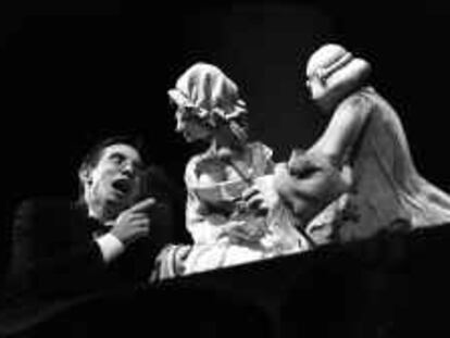 B 32656 (14/FEB/00) -COLOR- TEATRO DEL LICEO, OBRA "LA SERVA PADRONA", OPERA CON TITERES DE LA COMPAÑIA ETCETERA. -FOTO: SUSANNA SAEZ.