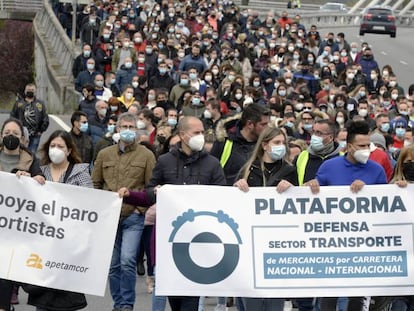 Transportistas gallegos, durante la protesta de este jueves, en Ourense. 