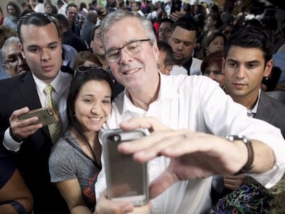 Jeb Bush en una reunión con seguidores en abril en Puerto Rico.