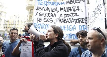 El l&iacute;der de Podemos, en una protesta de t&eacute;cnicos de Telef&oacute;nica el 1 de mayo en Madrid.