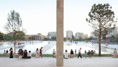 Vista parcial de la enorme plaza de Skanderbeg de Tirana, premiada ahora con un premio europeo.