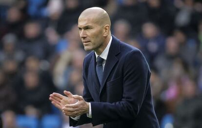 Zidane anima a sus jugadores contra el Sporting.