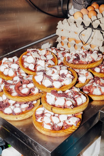 Pulpo preparado, en su característico plato circular de madera de pino, para ser servidos en la Fiesta del Pulpo que cada primeros de septiembre se celebra en la isla de Arousa.