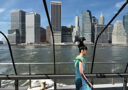 La modelo y empresaria Jessica Minh Anh presenta una colecci&oacute;n con un desfile a bordo de un barco que cruza el r&iacute;o Hudson en Nueva York. 