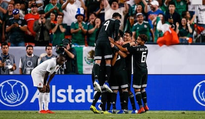 El equipo mexicano celebra el triunfo.