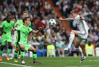 Toni Kroos (d) del Real Madrid intenta hacerse con el balón.