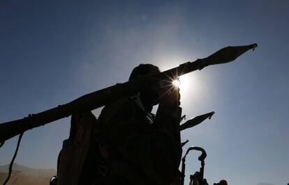 Rebeldes hutíes sujetan lanzacohetes antitanque RPG-7 durante una movilización de rebeldes en Saná (Yemen). Según medios locales, la coalición árabe ha intensificado sus bombardeos contra los rebeldes hutíes y sus aliados, contra los que lucha desde 2015 en el país.