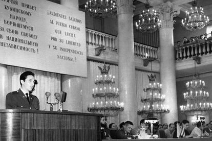 Raúl Castro, ministro cubano de las Fuerzas Armadas Revolucionarias, habla en un mitin, en el Salón de la Columna de la Casa de los Sindicatos, en julio de 1960, en Moscú, Rusia.