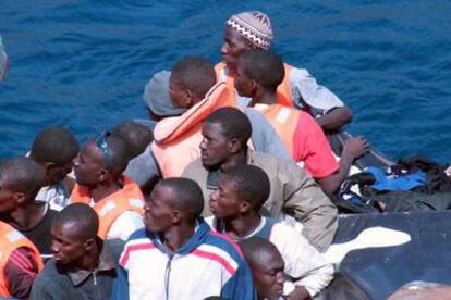 Llegada al puerto de San Sebastián de la Gomera de los 107 inmigrantes de origen africano, entre los que se encontraban 4 menores, que viajaban en un cayuco.