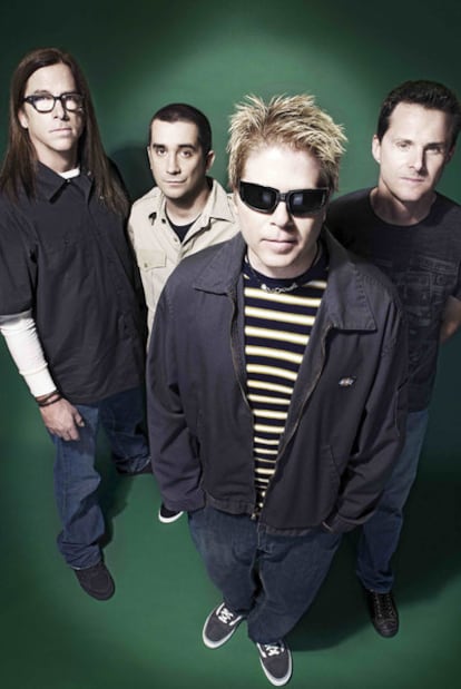 Dexter Holland, con gafas de sol y calzando Vans, junto al resto de The Offspring.