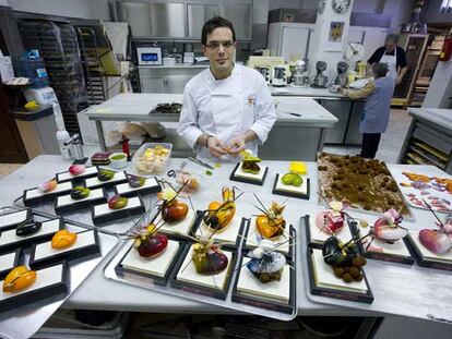 Ariel Mendizábal, maestro pastelero y chocolatero en su repostería de Culleredo.