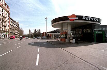 Estación de servicio de Repsol en el paseo Reina Cristina de Madrid.