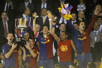 Hleb (a la izquierda) y Messi levantan la Copa del Rey 2008-20009 en el estadio de Mestalla en 2009.