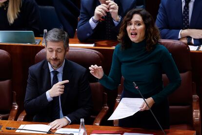 La presidenta de la Comunidad de Madrid, Isabel Díaz Ayuso (d), interviene durante el pleno de la cámara regional este jueves.