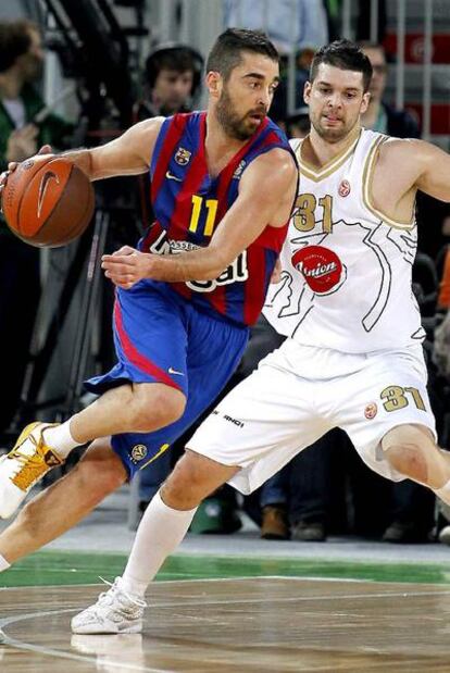 Juan Carlos Navarro trata de superar a Saso Ozbolt.