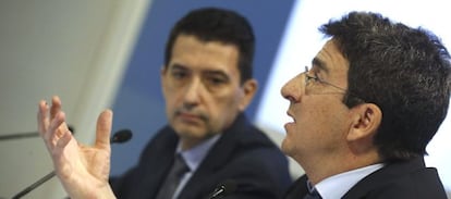 El economista jefe del BBVA, Jorge Sicilia, en primer plano, y el economista jefe de Economías Desarrolladas de BBVA Research, Rafael Doménech.