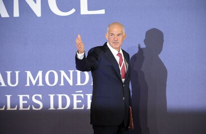 El primer ministro griego, Yorgos Papandreu, llega a la cumbre del G-20 que se celebra en Cannes, dónde la crisis de la deuda de su país y el referéndum anunciado será temas claves de la reunión.
