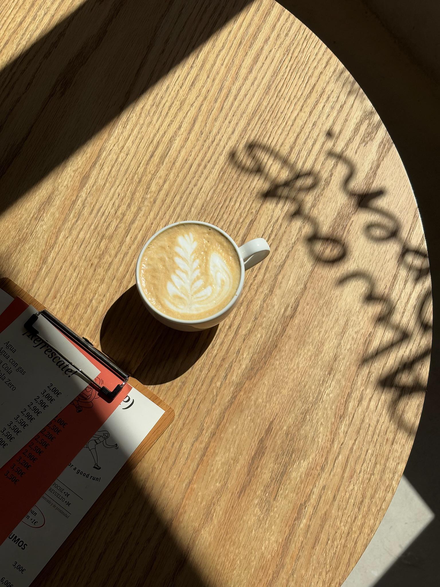 Los ‘influencers’ se vuelcan en abrir cafés de especialidad. “Si yo puedo volver virales otros negocios, ¿por qué no el mío?”
