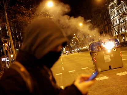 Un manifestante usa su celular durante una manifestación en Barcelona (España), el 27 de enero de 2020.