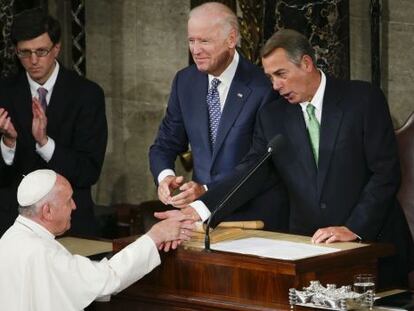 John Boehner (Dcha.) saluda este jueves al papa Francisco antes de su discurso en el Congreso.