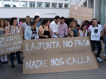 Concentración organizada por la plataforma de afectados por el Bono de alquiler joven, el pasado mes de octubre en Sevilla.