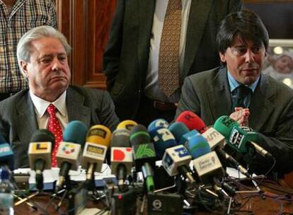 Francisco Hernando, <i>Paco el Pocero,</i> junto a su hijo Francisco, en una rueda de prensa en 2006.