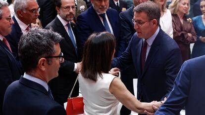 Alberto Núñez Feijóo saluda a la ministra Margarita Robles en presencia de Félix Bolaños y bajo la mirada miembros del Gobierno de Díaz Ayuso, esta mañana durante el acto central de la fiesta del Dos de Mayo en Madrid.